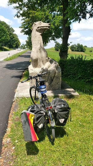 Ein Wahrzeichen an dieser Straßenbrücke ist der Brückendrache.
Er soll der Sage nach früher die Pferde der Roßhauptener Bürger gefressen haben, bis sich der Heilige Magnus anzunähern traute und ihm heißes Pech in den Schlund kippte.
