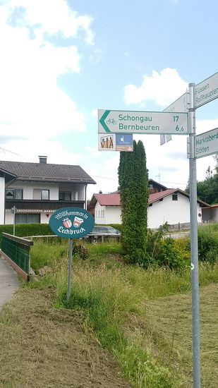 Kurz vor dem Ortseingang von Lechbruck geht's links ab.