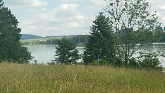 Hinter Lechbruck erscheint der Lechstausee Urspring