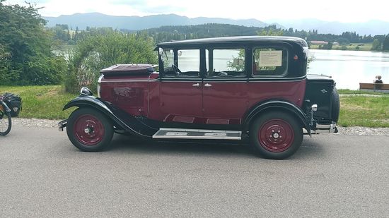 Auf der Straße am Stausee ist ein alter Citroen, Baujahr 1931, liegengeblieben. Der auf der anderen Seite der Motorhaube mit der Reparatur beschäftigte (verdeckte) Eigentümer äußerte den Befund, daß der Motor Luft ziehe, also zu wenig Sprit bekomme.
Da gab es von meiner Seite natürlich beste Wünsche für einen baldigen Reparaturerfolg und der Hoffnung, daß ich nicht auch noch mit einer Panne liegen bleiben möge.