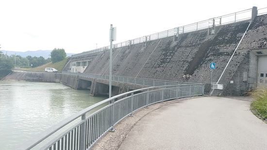 Die Staumauer des Urspring-Stausees. Hier wechselt der Weg auf die andere Seite.
