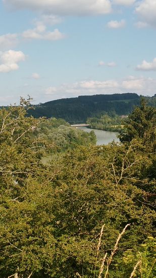Inzwischen ist Schongau passiert und zwischen Kinsau und Epfach hat man einen Blick hinunter ins Lechtal. Da der Radweg längere Zeit vom Lech abgesetzt war, hat man wieder mal etwas visuellen Kontakt zum Hauptthema der Tour.
Übrigens hat man bei Hohenfurch, der Ortschaft südlich von Kinsau, die Endmoräne des damaligen Lechgletschers passiert.