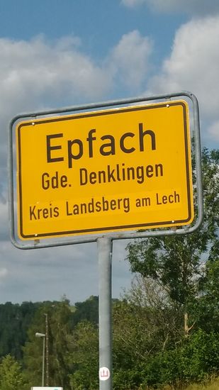Epfach ist erreicht. Was ist daran denn so besonders?
Ein kleines Örtchen am Lech - ja.
Aber auch eine ehemalige römische Siedlung, Handwerks- und Handelszentrum.
Damals Abodiacum genannt, war es sogar auf einer der ältesten Weltkarten aus dem 2. Jahrhundert n. Chr. eingezeichnet.
Soldaten hatten den bedeutenden Straßenknotenpunkt der Via Claudia Augusta und der römischen Straße von Bregenz nach Salzburg zu sichern.