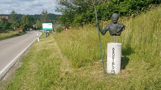 Die Büste eines römischen Soldaten am Ortseingang von Abodiacvm.
Laut meines interna-kundigen Gastgebers, keinem anderen als meinem früheren Schulkollegen Manni, soll er sich u.a. sogar schon bei sportlichen Großereignissen mit einer Deutschlandfahne geschmückt haben.