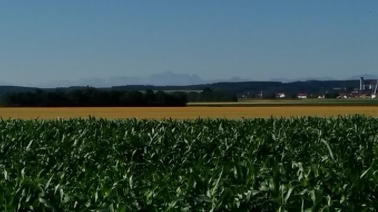 Die Ortschaft Leeder am rechten Bildrand wird mit einem etwas diesigen Blick in Richtung der Lechtaler Alpen passiert.