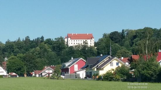 Auf einer kleinen Anhöhe in Form eines Altmoränenzugs über dem Ort Unterdießen erscheint Schloß Unterdießen, errichtet im 16. Jahrhundert.
Der neue Eigentümer, der das Schloß Anfang des 21. Jahrhunderts erwarb, betreibt eine Bio-Landwirtschaft und ist auch seitdem mit der grundlegenden Sanierung und Restaurierung des Schlosses und der dazugehörigen Gebäudlichkeiten unter Erhaltung der historischen Bausubstanz beschäftigt.