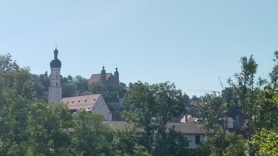 Von Landsberg gibt's nur ein Bild mit Blick auf die Stadtpfarrkirche Mariä Himmelfahrt, sowie im Hintergrund mit den zwei Türmchen 
das Neue Stadtmuseum.