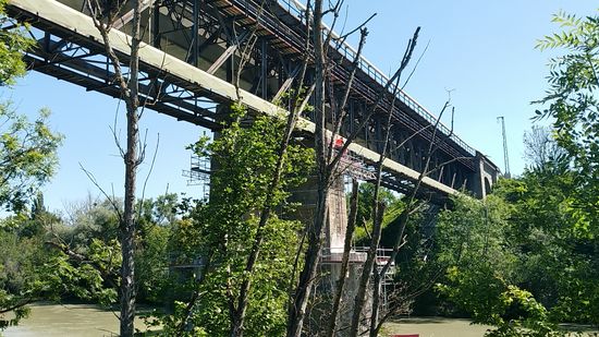 Nur ein kurzes Stück oberhalb von Landsberg unterquert man die 1873 fertiggestellte Kauferinger Eisenbahnbrücke über den Lech in Eisenfachwerk-Konstruktion, ein Denkmal der Brückenbautechnik.
Die Brücke liegt an der Strecke München - Buchloe - (Lindau - Zürich).