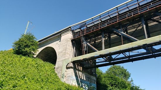 An diesem Foto erkennt man, daß sich an der Strecke gerade ein Strommasten für die Elektrifizierung im Aufbau befindet, wozu die Strecke zu diesem Zeitpunkt gesperrt war.