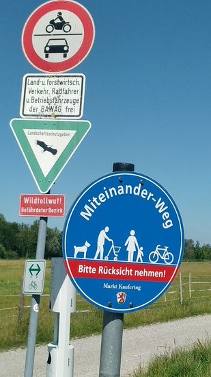 Ein sehr sinnbildliches Schild: man ist nicht immer alleine auf seinen Wegen.
Wenn man so manche Fahrweise anderer Radler betrachtet, verwundert es kaum, daß diese Fortbewegungssparte immer wieder in Verruf gerät.