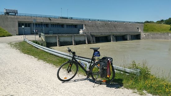 Am Kraftwerk der Staustufe 19 zwischen Lichtenberg (auf meiner Seite) und Klosterlechfeld.