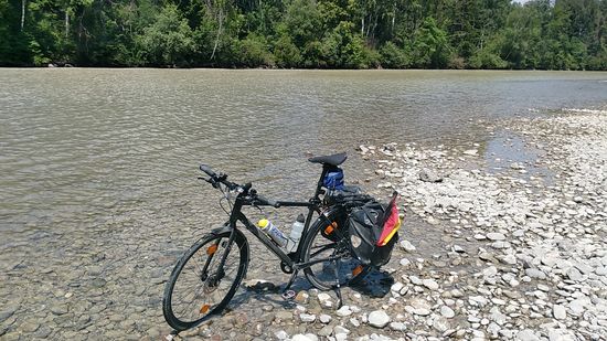 Auch Radreifen wollen mal gekühlt werden - hier auf Höhe der
Kissinger Heide entgegen der Fahrtrichtung.