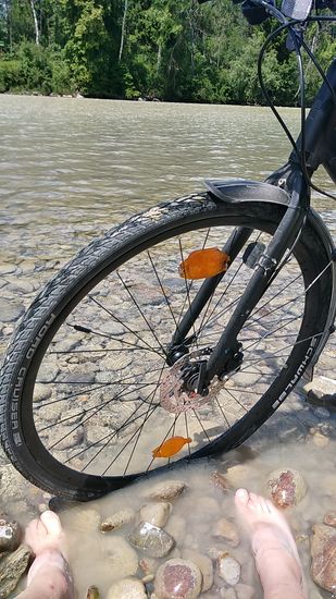 Und nachdem ich bereits am Vortag auf Tiroler Seite kurz vor der Grenze nach Bayern Flußtaufe hatte, wurde dieses Ritual auch jetzt nochmals auf bayerisch-schwäbischen Areal durchgeführt.