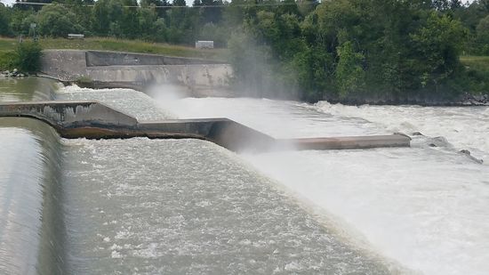 Lechstufen kurz vor Augsburg-Hochzoll reichern das Wasser wieder mit Sauerstoff an.