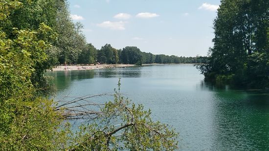 Am Augsburger Stadtteil Hochzoll liegt rechts des Lechs der Kuhsee, der 1970-1972 künstlich aus einem Lech-Altwasserarm zu einem Badesee umgestaltet wurde.
Der Zufluß erfolgt nicht direkt über den Lech, sondern mittels Grundwasser, der Abfluß über den Lech.