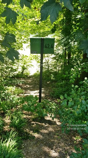 Mitten in Augsburg gegenüber der Wohnanlage "Klein Venedig" werden mir noch 42,4 Lech-km bis zur Mündung in die Donau angezeigt.