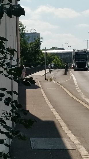 An der B2-Straßenbrücke über den Lech hat man einen kurzen Blick auf das Verwaltungsgebäude von MAN Energy Solutions, früher Diesel&amp;Turbo, wo Schiffs- und Kraftwerksmotoren hergestellt werden.
An dieser Stelle verließ ich jedoch einstweilig den Lech, um einen weiteren Kurzbesuch bei einem früheren Schulkollegen zu tätigen.
Über den Stadtteil Hammerschmiede und im weiteren Verlauf am Flughafen Augsburg vorbei, ...