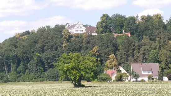 Auf der rechten Lechleite erscheint Schloß Scherneck (erste gesicherte Erwähnung in 1322), das in seiner heutigen Form, weitgehend aus dem 19. Jahrhundert stammend, als land- und forstwirtschaftlicher Gutshof bewirtschaftet wird.