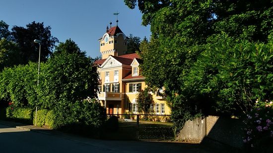Auch das Gutsgebäude gab einen prächtigen Eindruck ab, wobei meine komplette Dachgeschoßwohnung etwa 100 m weiter in einem von mehreren früheren Häusern damaliger landwirtschaftlicher Arbeitskräfte lag.
Heutzutage sind dort Urlauber und Monteure untergebracht.
Die Eigentümerin von Gut Herrlehof trägt aber im persönlichen Gespräch beim Frühstück anderntags eventuelle Gedanken für eine zukünftige feste Vermietung der Wohnungen vor.
Übrigens gab es auch auf Gut Herrlehof ein herrlich ausführliches Frühstück. Absolut empfehlenswert !
Nur aufgrund eines fehlenden Restaurants (Feriengäste und Monteure haben eine eigene Küche zur Selbstversorgung in den Wohnungen) musste ich nochmals je ca. 2 km nach und von Ellgau zurücklegen.
Irgendwie musste ich ja doch auf Fahr-Kilometer kommen  