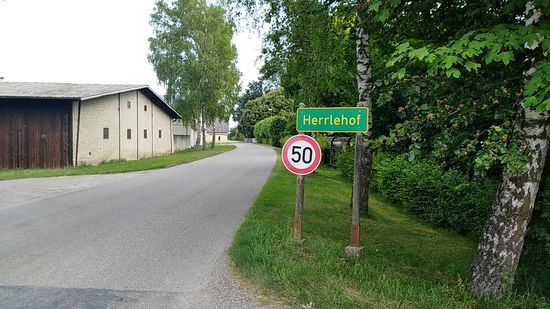 Gegen 8:45 Uhr dann Abfahrt von Gut Herrlehof. 
Direkt von dort gelangt man über einen Feldweg nach nicht einmal einem Kilometer zum Lechdamm.