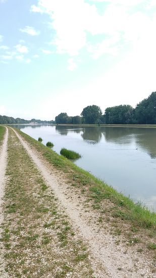 So geht's weitläufig auf dem Lechdamm dahin.