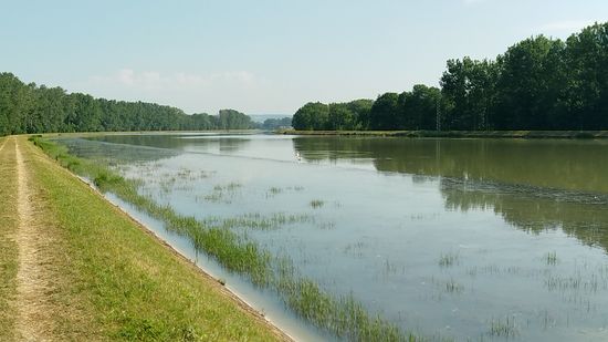 Bei Oberndorf am Lech erscheint schon ganz im Hintergrund der Höhenzug nördlich der Donau.