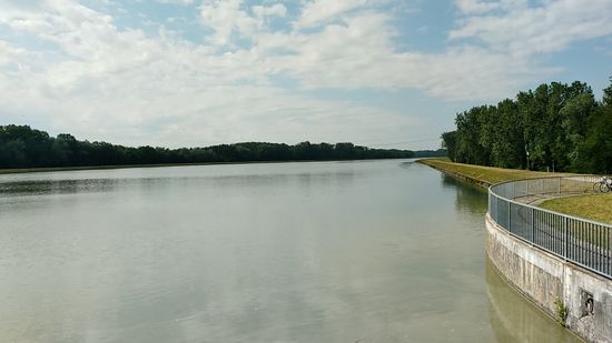 Blick zurück vom Lech-Kraftwerk bei Rain.