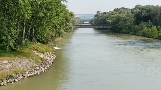 Vom gleichen Kraftwerk aus gesehen erscheint in Flußrichtung die Eisenbahnbrücke der Strecke von (aus links) Donauwörth nach Ingolstadt.
Gleich darüber im Hintergrund ist die B16-Straßenbrücke (mit weißem LKW) von Donauwörth nach Ingolstadt erkennbar.