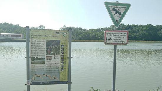 Am Kraftwerk der "Vogelfreistätte Feldheimer Stausee".