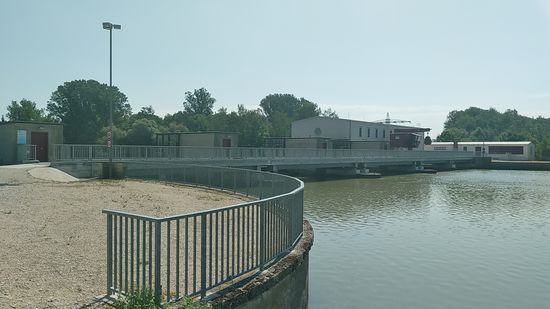 Das Kraftwerk an der Vogelfreistätte Feldheimer Stausee bietet die letzte Möglichkeit zur Lechquerung, allerdings nach Eisenbahn- und Straßenbrücke nur noch für Radfahrer und Fußgänger.