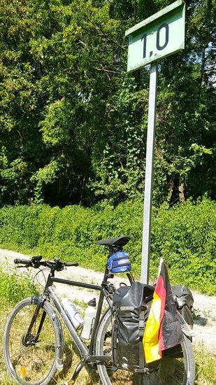 Noch 1 km Fahrtstrecke rechterhand.