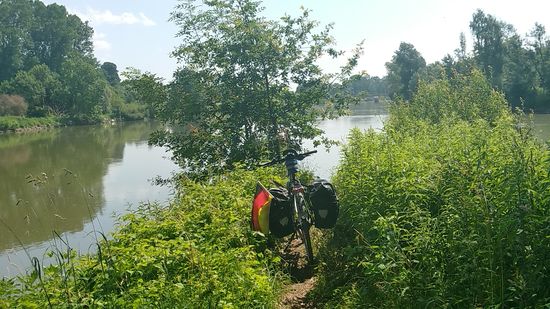 Von rechterhand endet der Lauf des Lechs, der sein Ende in der unerbittlich von linkerhand anströmenden Donau findet.