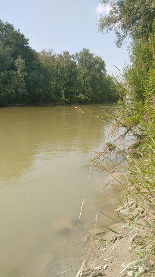 Der Lech kommt von oben an.