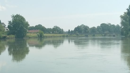 Nochmals vergrößert die weiter oben genannte Donaubrücke. Links etwas einsehbar der Marxheimer Ortsteil Bruck. 
Von dort aus hatte ich schon während der Donauradtour von Leipheim nach Passau im Mai den Lechspitz abgelichtet.
