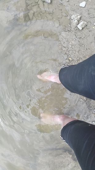 Fußkühlung im Lech.