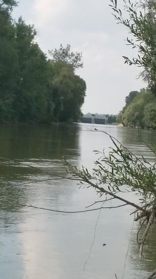 Lechaufwärts ist nochmals das Kraftwerk an der Vogelfreistätte Feldheimer Stausee erkennbar.