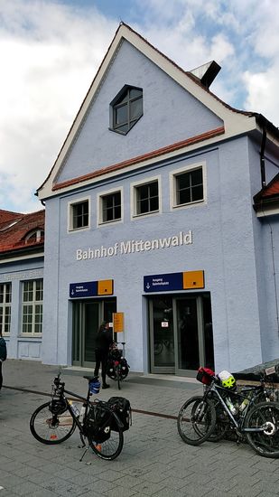 Da steht mein zum Tourenrad aufgepepptes "Urban-Bike" (Stadtrad) vor dem Bahnhofsgebäude von Mittenwald und bildet auch in dieser Version nur eine kleine Minderheit in der großen Masse der Geländesporträder sprich Mountain-Bikes.
