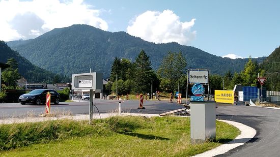 Gleich anschließend an die Staatsgrenze erreicht man das österreichische Scharnitz.