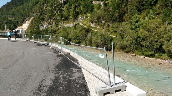 Links im Hintergrund sieht man als Maßnahme der künftigen Ortsumgehung das Nordportal des neuen 959 m langen Porta-Claudia-Straßentunnels der B 177, die über Seefeld und den Zirler Berg nach Innsbruck führt. Dieser Tunnel wurde am 10. November 2018 freigegeben.