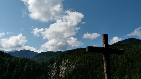 Wie auch später immer wieder mal in diesem Bericht, gibt es Fotos aus ähnlicher Perspektive, aber sowohl im Breit- als auch Hochformat und mit unterschiedlichen Belichtungsschwerpunkten durch Tippen auf einen Bereich am Display bzw. durch Kippen des Handys, wodurch sich ohne großen Aufwand interessante Lichtbetonungen hervorrufen lassen.