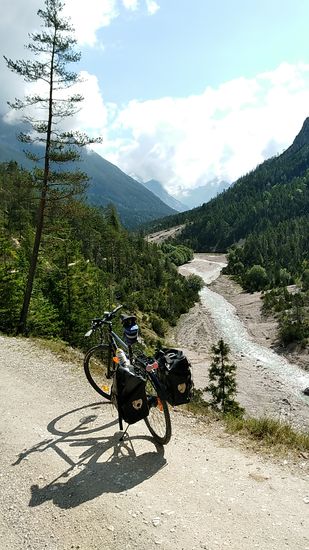 Fernblick ins Hinterautal entgegen der in der Tiefe anfließenden Isar.