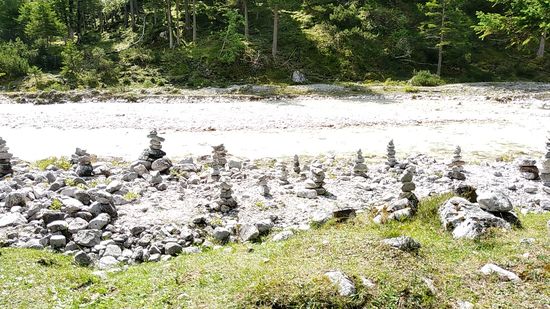 Immer wieder erscheinen (von Menschenhand geschaffene) Steinmanderl.
Echt witzig !