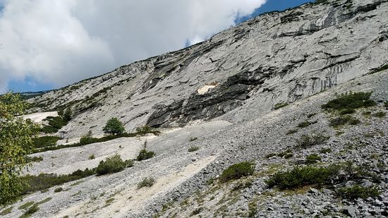 Hier am Geröllfeld entlang ist das Thema Steinschlaggefahr gar nicht so unrealistisch.