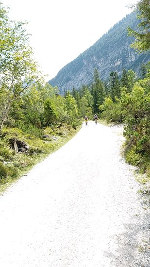 Die ersten Früh-Radler kommen schon wieder entgegen.