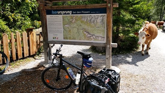 Linkerhand hinter der Umzäunung gelangt man zu Fuß über einen kurzen Trampelpfad zu den Isarquellen I und II. 
Fährt man die Schotterstraße weiter, kommt man noch am Lafatscherbach entlang bis kurz vor die Halleranger Alm im Herzen des Karwendel.