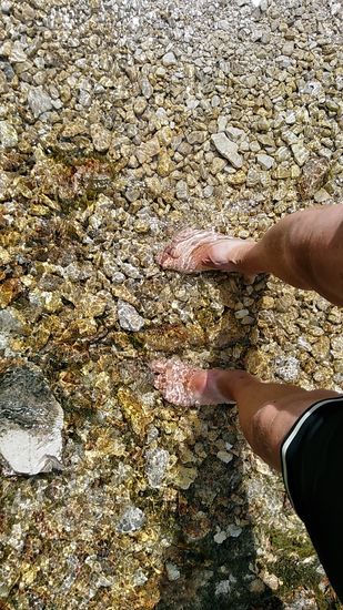 Dies ist natürlich die beste und einzige Gelegenheit eine kurze Kneippkur im knackig kalten Quellwasser, das gerade aus der Dunkelheit kam und von anschließenden weiteren Bächen und Flüssen im Verlauf bis zur Mündung in die Donau noch initial unvermischt ist, zu tätigen.
Absolut knackig frisch (4-6° C), aber so ein, zwei Minuten Abkühlung bringen eine langanhaltende Erfrischung über eine lange Zeit des Tages.