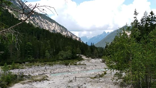 Die Isar schlängelt sich abwärts durch ihr Kiesbett im Hinterautal in westliche Richtung.