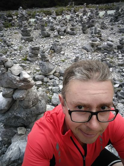 Ein Radl-Manderl in Gesellschaft der zahlreichen Steinmanderl.