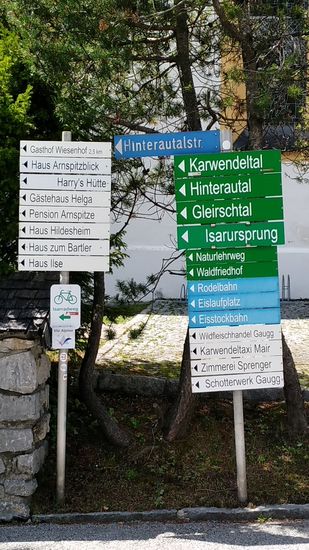 In Scharnitz / Tirol angekommen muss man nur einmal kurz die Durchgangsstraße überqueren und etwas versetzt nach gut 50 m verläuft die Route nach links ins Hinterautal zum Isarursprung.