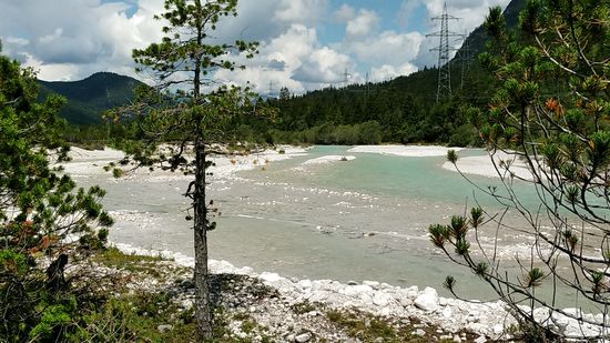 Von Scharnitz in Richtung Mittenwald hat man wiederum einen guten Ausblick auf den verästelten Verlauf durch das Kiesbett.